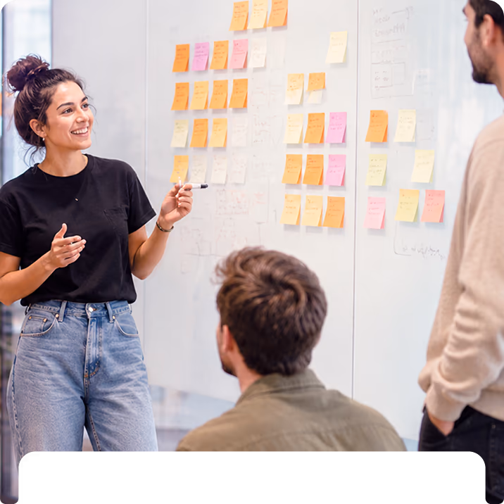 El equipo de Neety trabajando frente a una pizarra llena de notas